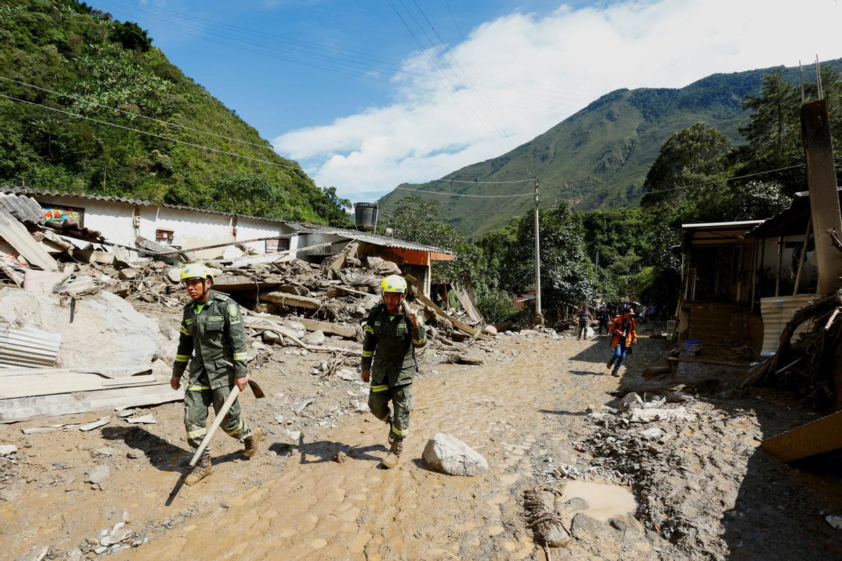 Equipos de rescate trabajan buscan desaparecidos tras una avalancha en Quetame, Colombia