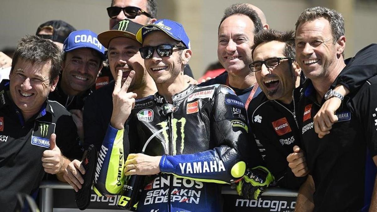 Valentino Rossi (Yamaha) celebra con los miembros de su equipo y amigos el segundo puesto en la parrilla de Austin.