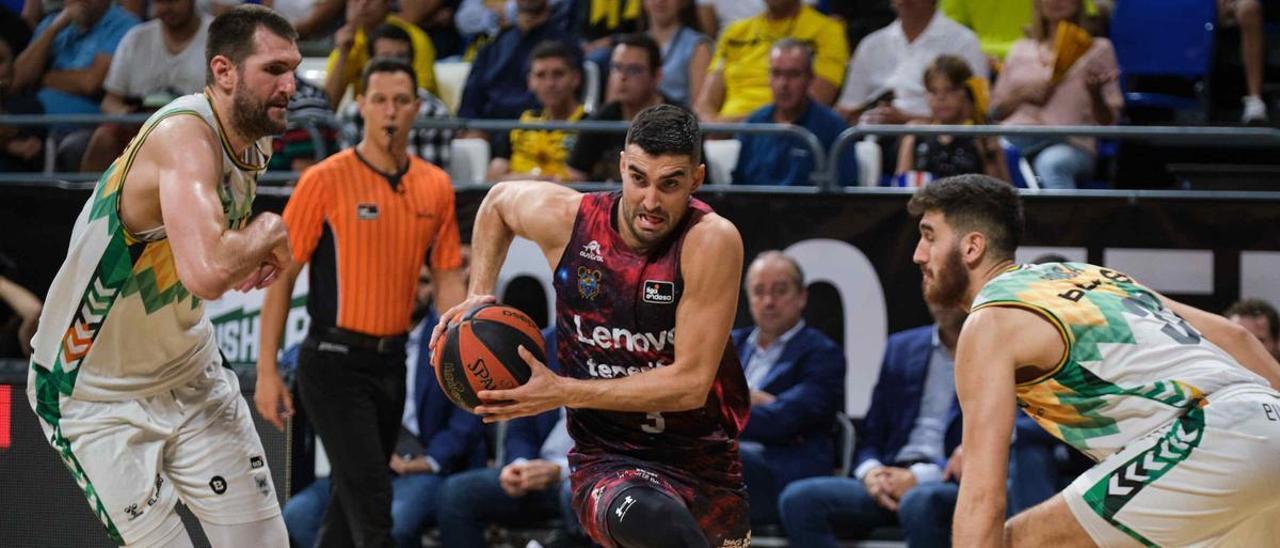 Jaime Fernández intenta penetrar ante la defensa bilbaína en el partido de ida de la primera vuelta de la Liga Endesa.