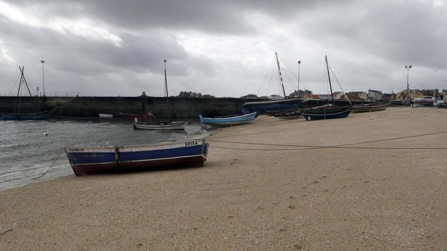 Embarcaciones tradicionales amarradas en las inmediaciones del muelle de O Cabodeiro.