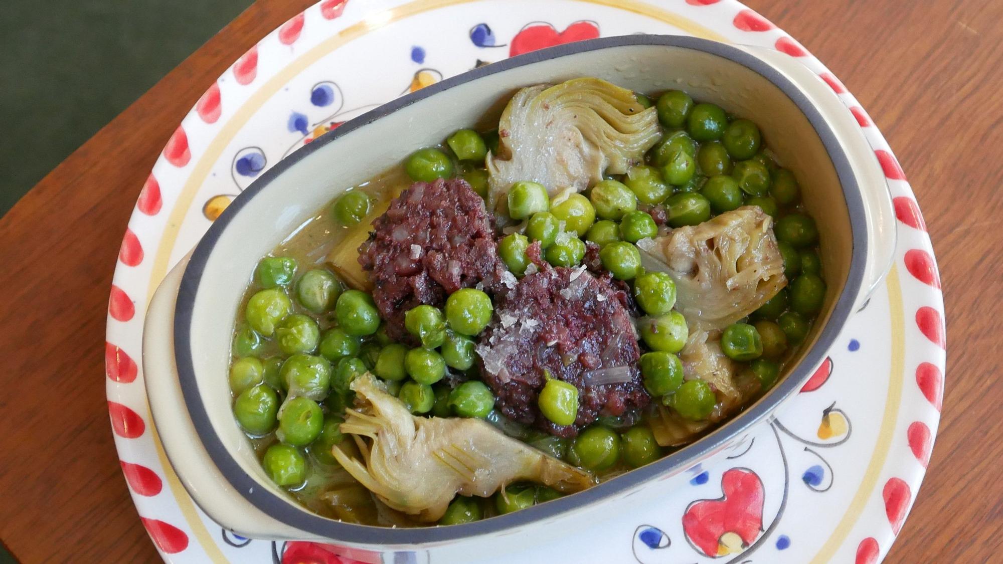 Alcachofas y guisantes con butifarra negra 'ofegats' del restaurante Gala.