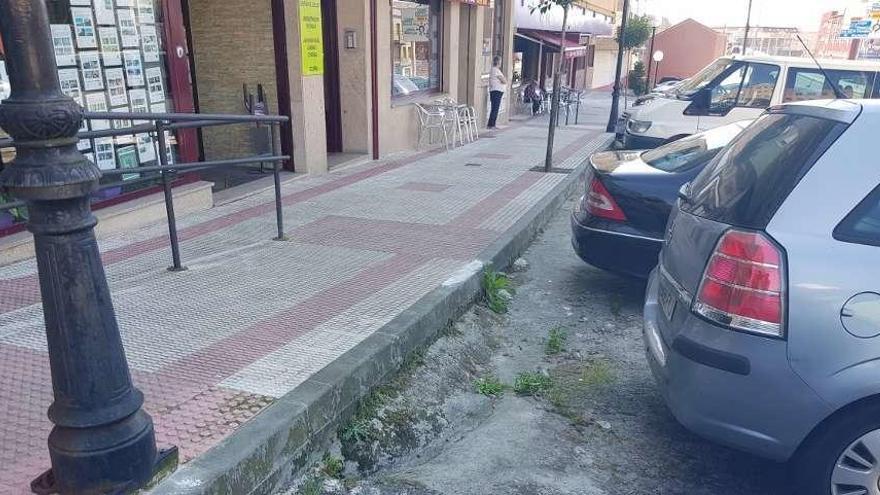 Zona de aparcamiento de la avenida Platas Varela, que está a una cota inferior respecto a la carretera.