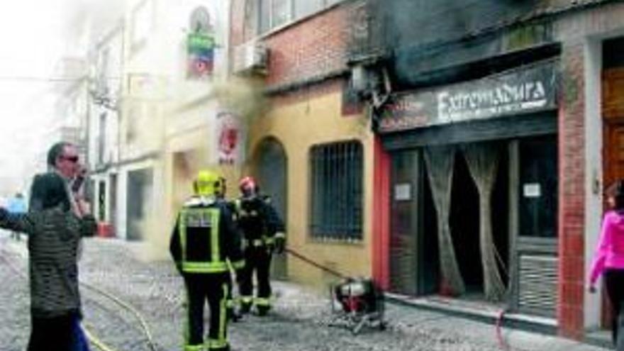 Aparatoso incendio en un asador de pollos de Coria