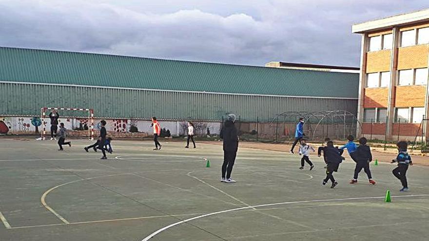 Los jóvenes disfrutaron de un clinic de atletismo. | SERVICIO ESPECIAL