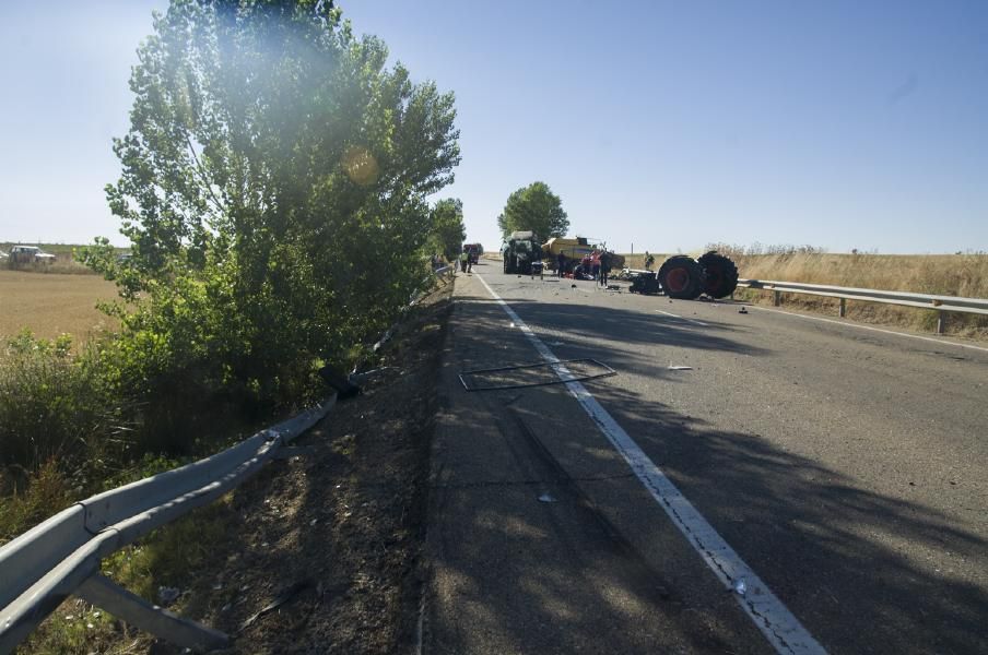 Accidente entre un autobús y un tractor en Fuentes