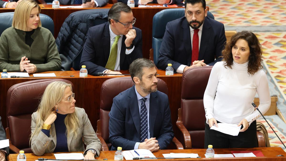 La presidenta de la Comunidad de Madrid, Isabel Díaz Ayuso (1d), interviene durante una sesión plenaria en la Asamblea de Madrid, a 14 de diciembre de 2023, en Madrid (España).