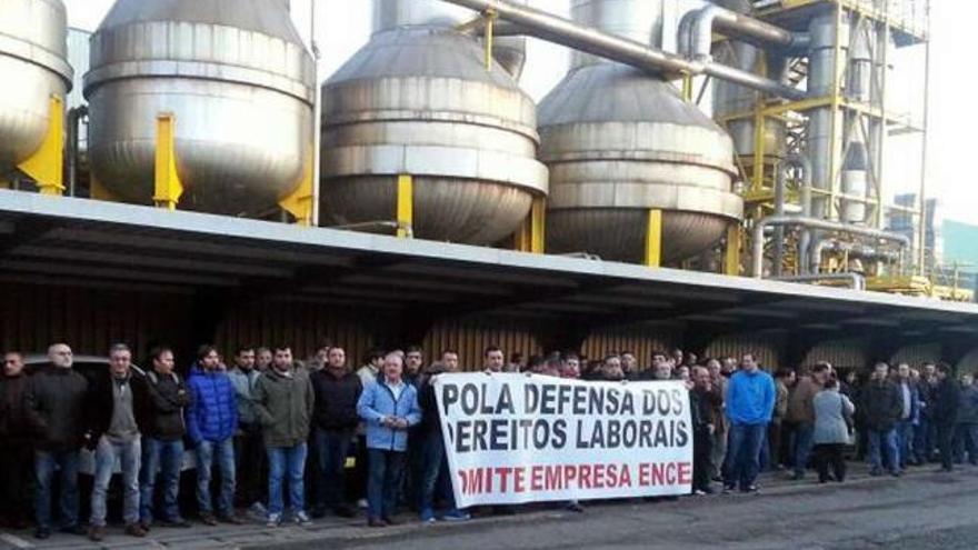 Concentración de trabajadores en el interior de las instalaciones de la fábrica de Lourizán.  / Rafa Vázquez