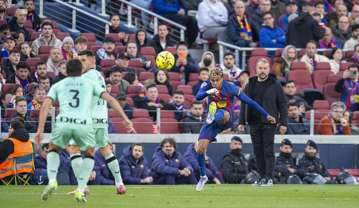 Barcelona 22.11.2025. Deportes. Lamine chuta con el exterior ante Flick durante el partido de liga entre el FC Barcelona y el Athletic de Bilbao en el regreso al estadio del Camp Nou, todavía en obras y solamente con capacidad para 45.000 espectadores. Fotografía de Jordi Cotrina