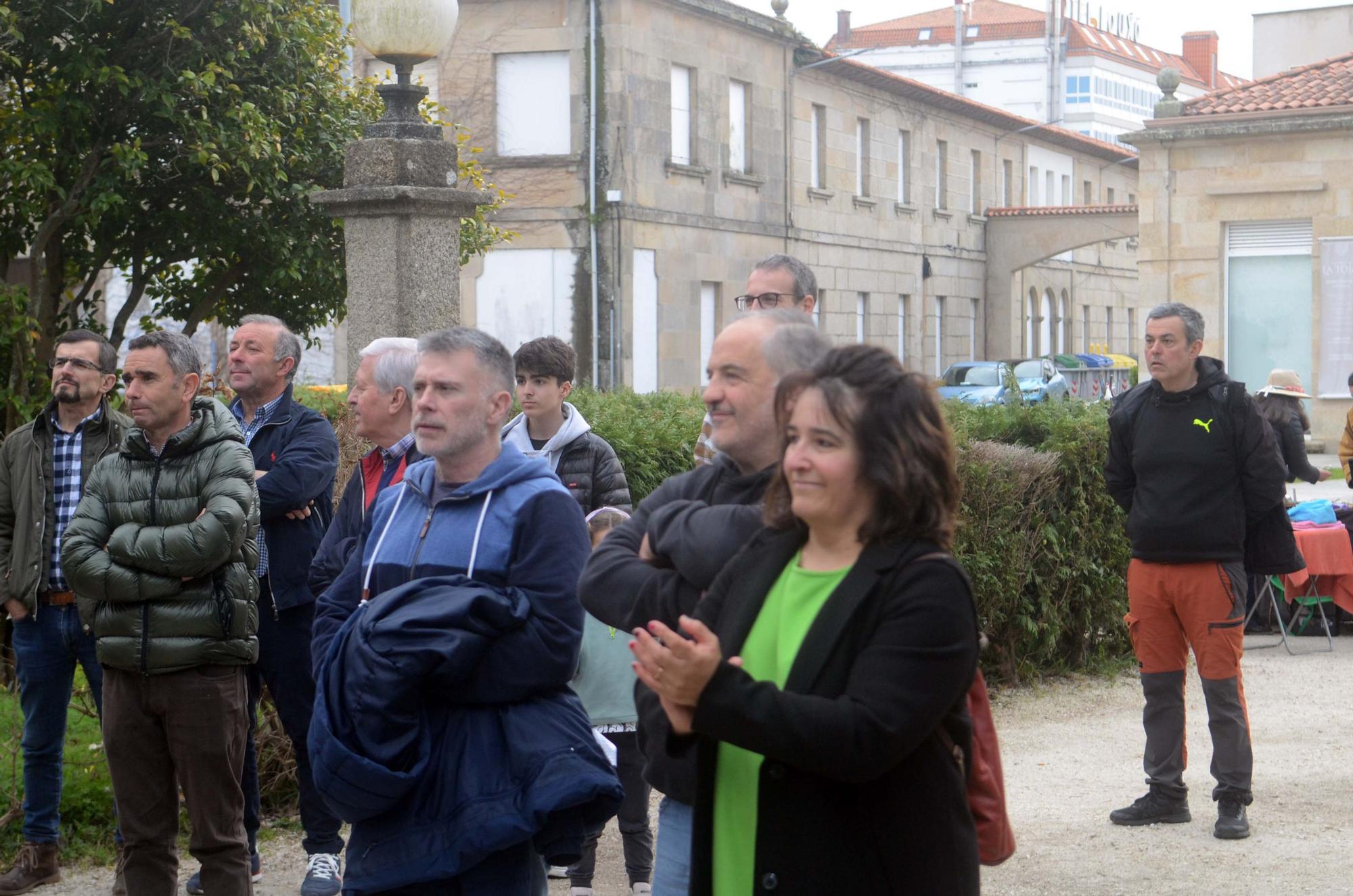 Así fue la inauguración de la escultura que recuerda al burro que descubrió las aguas termales de A Toxa.