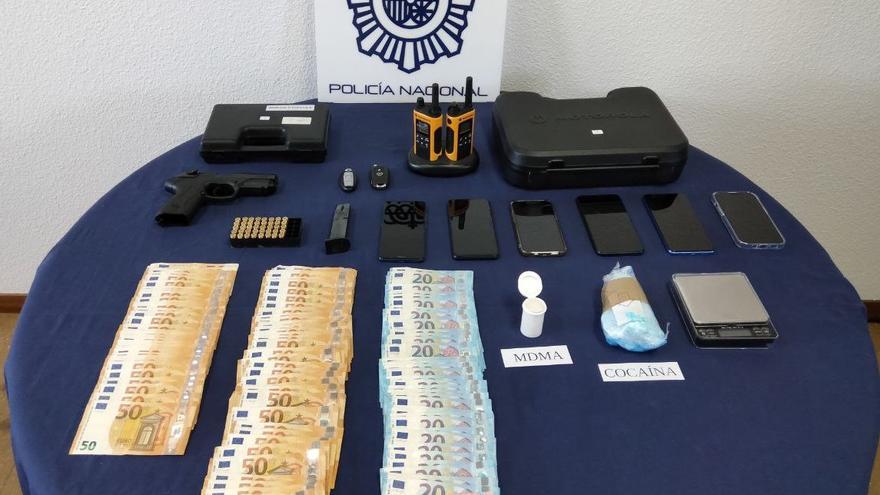 El material intervingut en un dels operatius de la Policia Nacional, en el qual es van trobar drogues, telèfons mòbils, una arma simulada i diners en efectiu