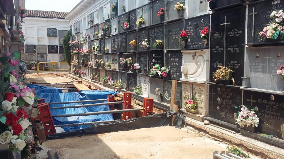 La fosa donde se encuentran los restos de los fusilados del franquismo en el cementerio de Gandia, entre dos bloques de nichos, en una imagen de ayer.