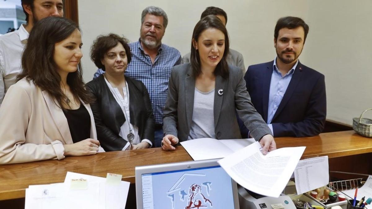 Irene Montero (Podemos), Alberto Garzón (IU)  y sus confluencias registran la moción de censura en el Congreso.