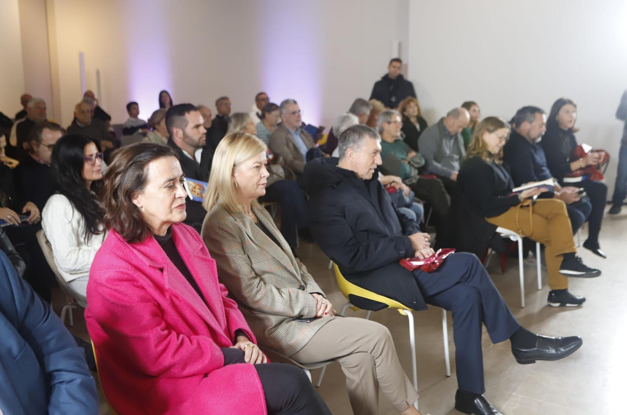 La presentación del libro de Manuel Alcaraz en el Centro del Carme, con Puig y Aitana Mas