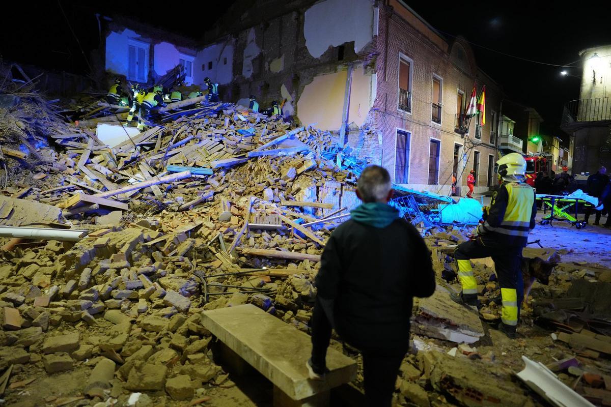 Servicios de emergencias trabajan en el lugar del derrumbe