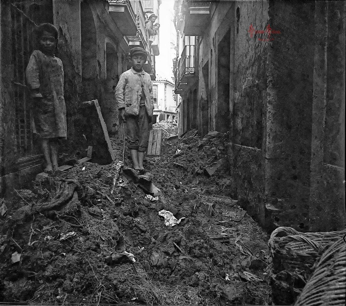 Una estampa de la riá de 1907: la calle Marqués, donde vivía Vicente Tolosa.