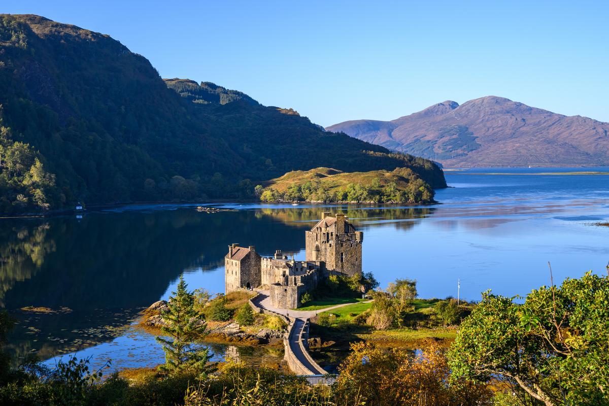 El Castillo de Eilean Donan es una icónica fortaleza medieval situada en una pequeña isla en las Tierras Altas (Highlands) de Escocia