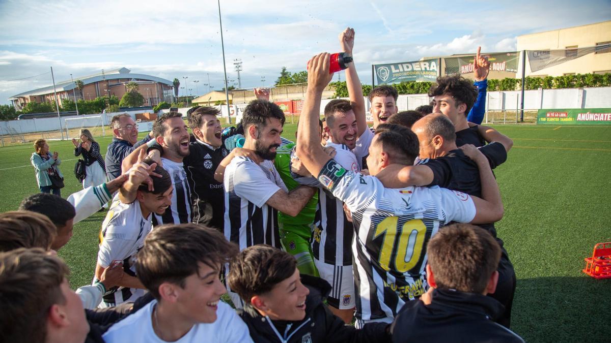 Los jugadores del Badajoz B celebran el ascenso a Primera Extremeña