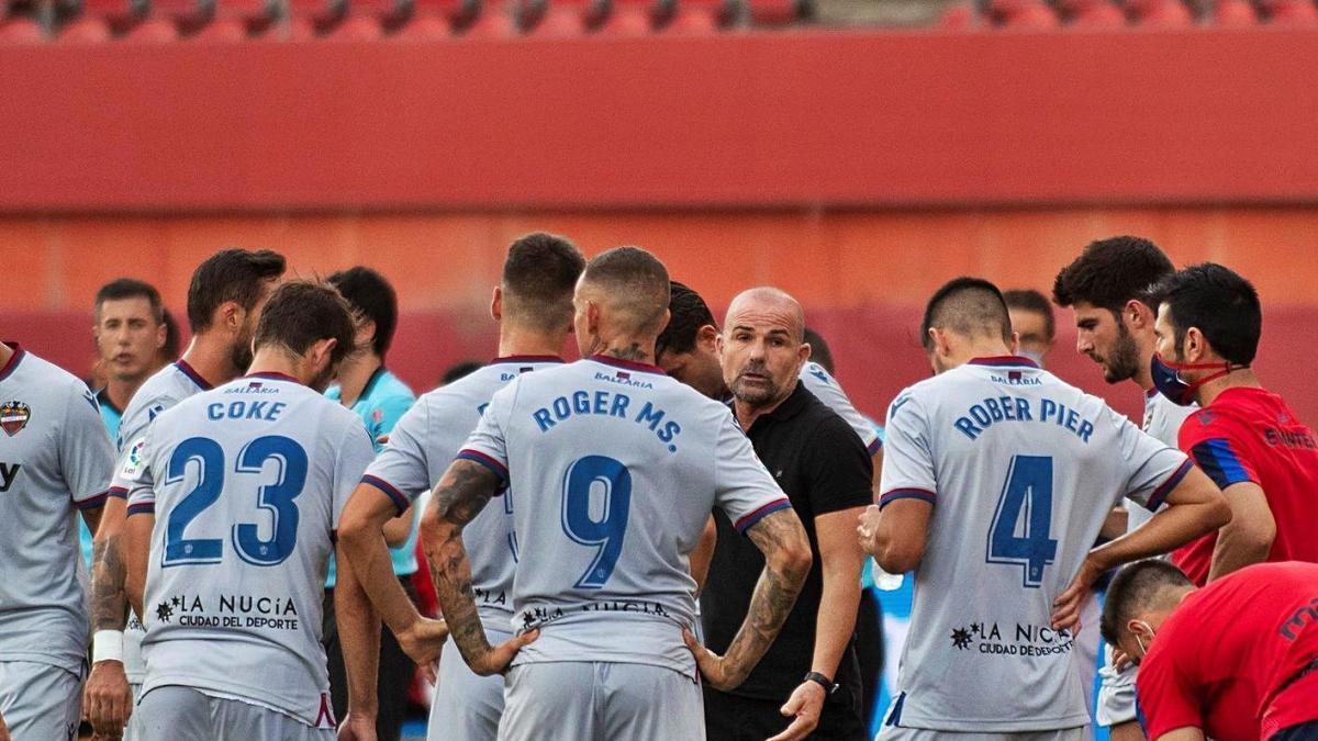 Paco López da instrucciones a sus jugadores en un partido de la pasada temporada.