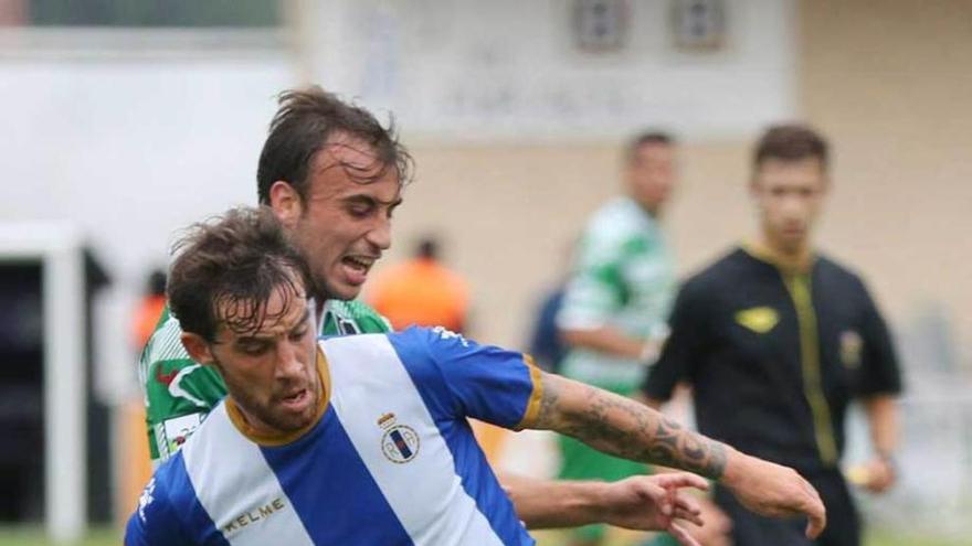 Palazuelos pelea un balón ante el Lealtad en la Copa Federación.