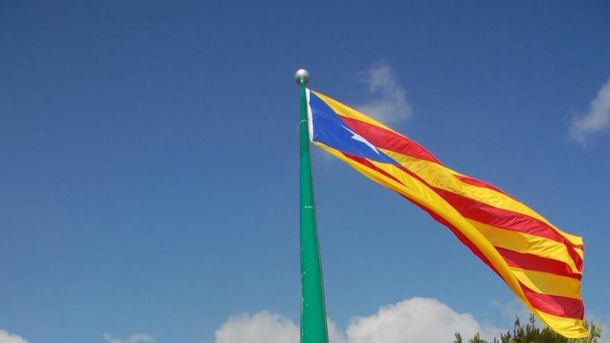 Membres del CECB i l&#039;ANC han recol·locat aquest diumenge l&#039;estelada