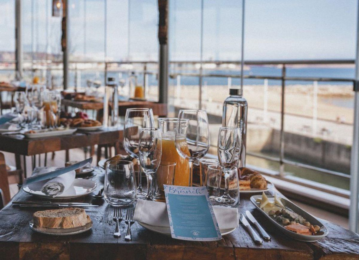 «Brunch» en el Kraken, con vistas a la playa de Poniente.