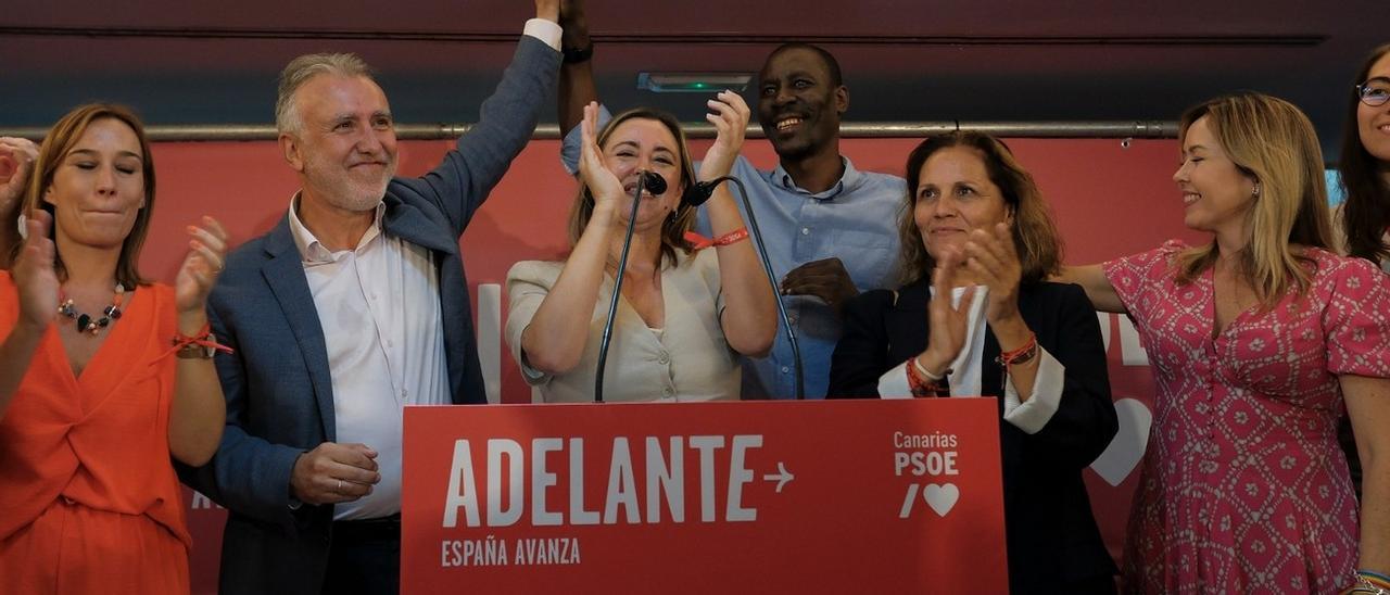 Ángel Víctor Torres celebra la victoria del PSOE en la provincia de Las Palmas.