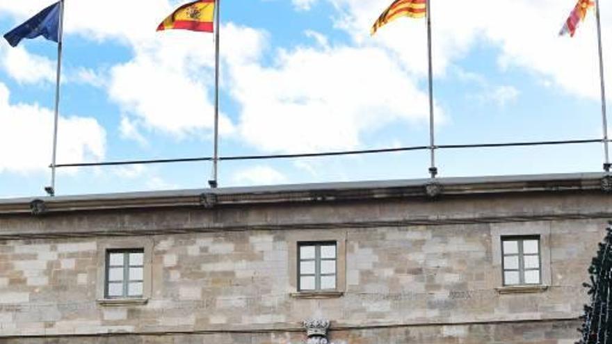 La bandera espanyola a la teulada de l&#039;ajuntament, ahir