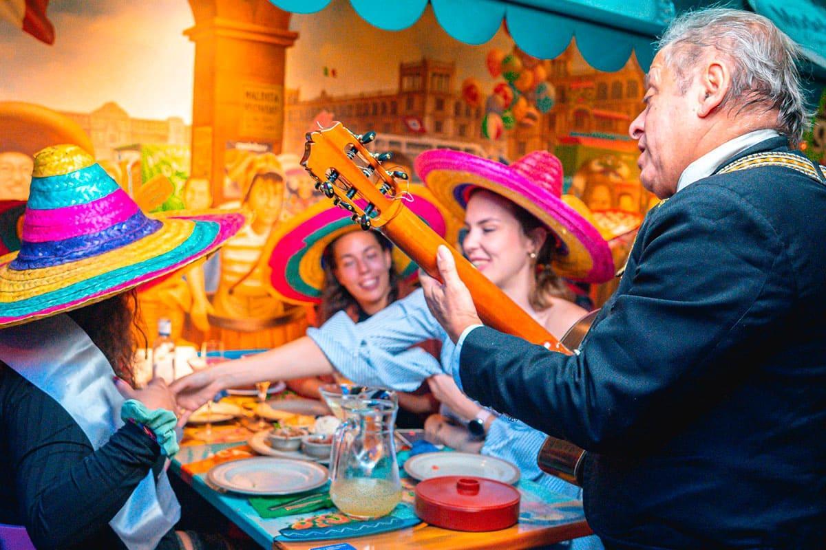 Mariachis actúan los fines de semana en La Mordida