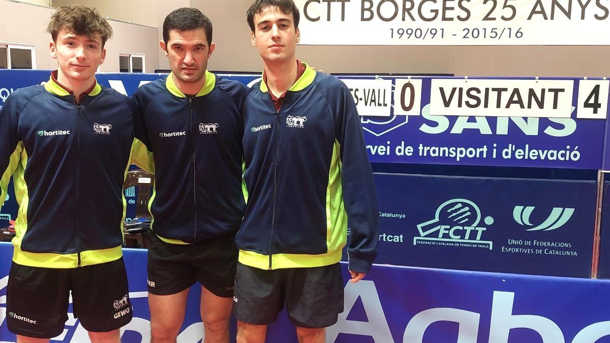 Los jugadores del Alzira Tenis Taula, junto al marcador que muestra su arrollador triunfo.