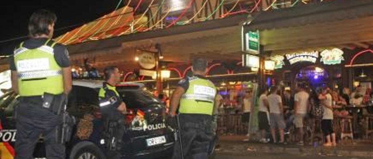 Agentes de la Policía Local, durante una intervención en la Playa de Palma.