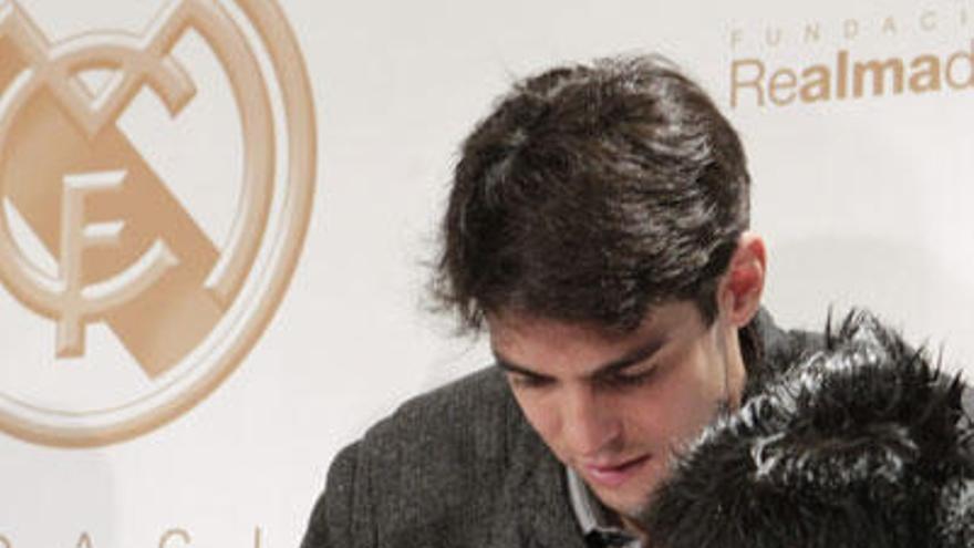 Kaká firma un autógrafo. | sergio barrenechea / efe