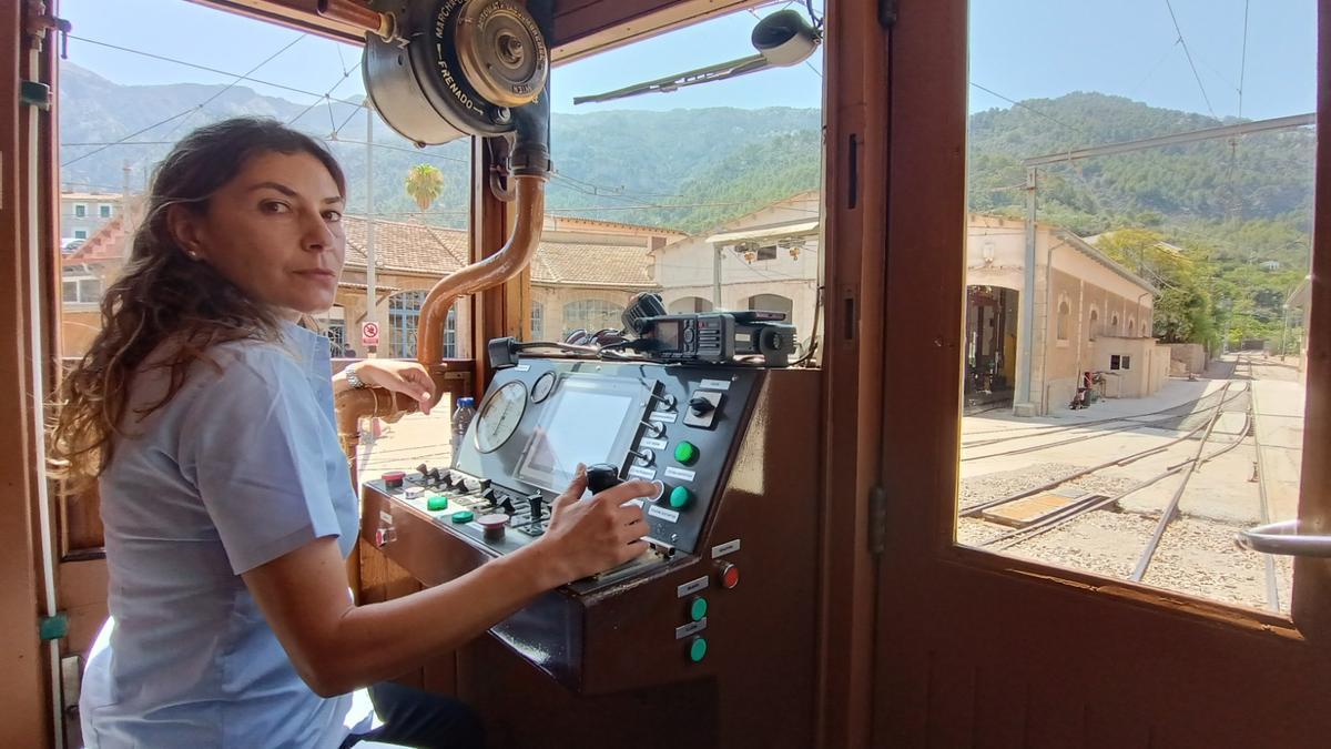 Vanesa Parrilla, a los mandos del tren de Sóller.