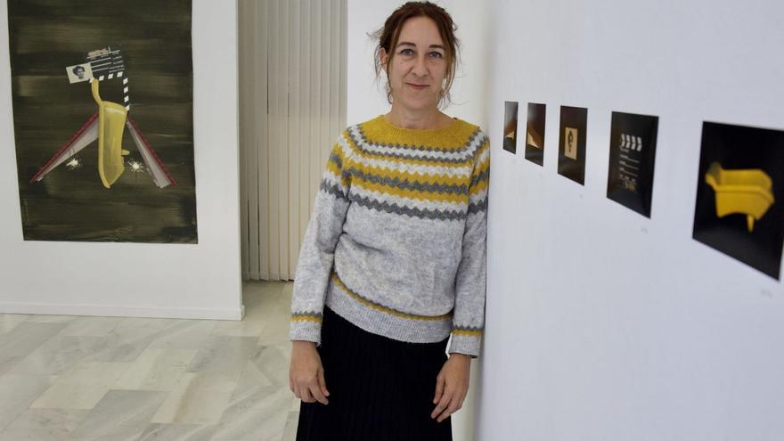 Ana Martínez, ayer, posando junto a sus obras durante la inauguración de su nueva exposición. | JUAN CARLOS CAVAL