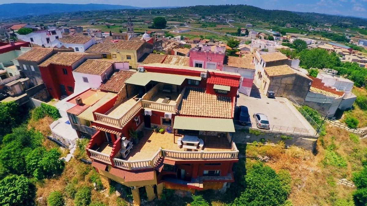 Imagen aérea de la casa rural El Mirador del Salto, situada en Chella, a la venta por 1,25 millones de euros.