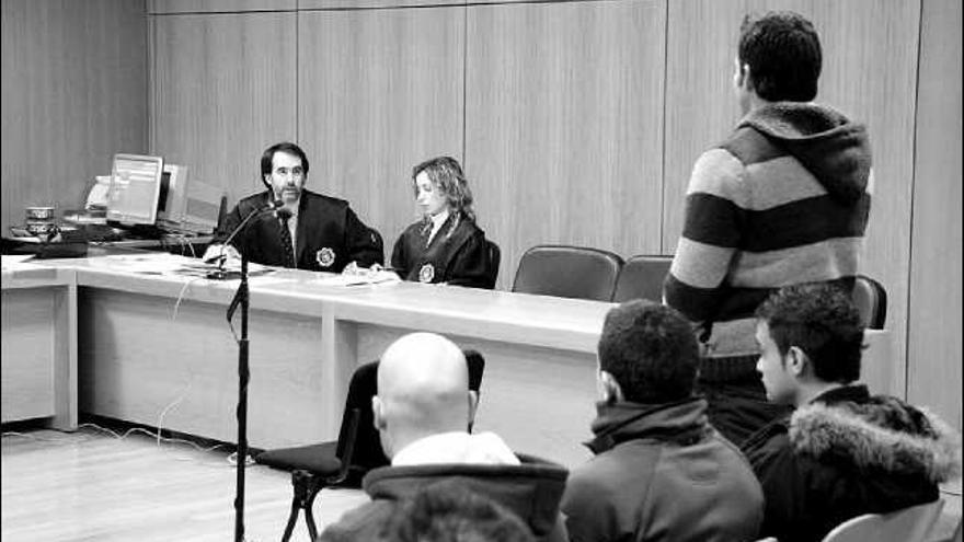 Treinta años de cárcel para los acusados de introducir coca en Asturias en relojes