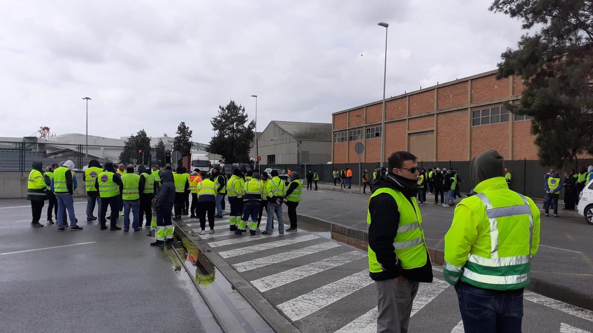 Piquets de la vaga de transportistes davant l&#039;entrada de la terminal de conteidors APM del port de Barcelona