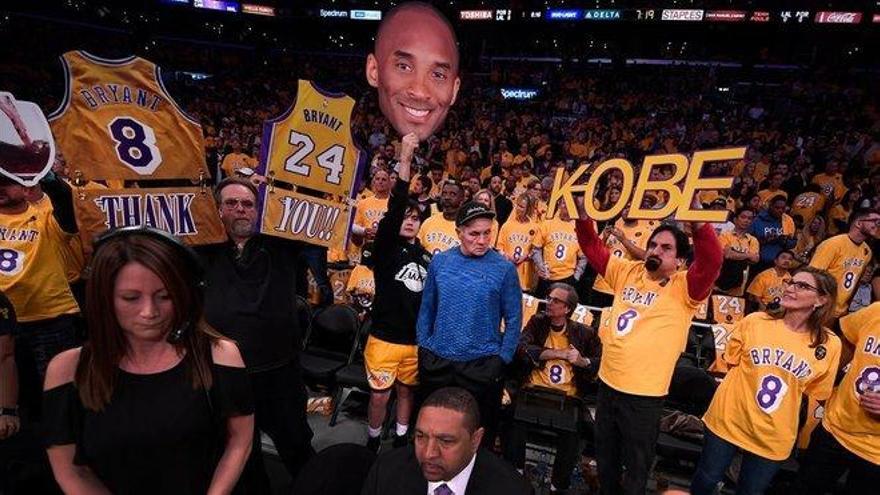 Los Lakers rinden un conmovedor homenaje a Kobe Bryant