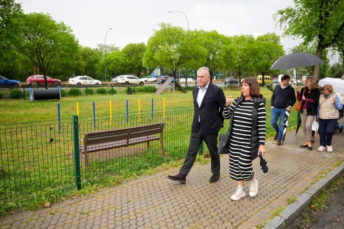 El alcalde ha visitado el nuevo parque canino.