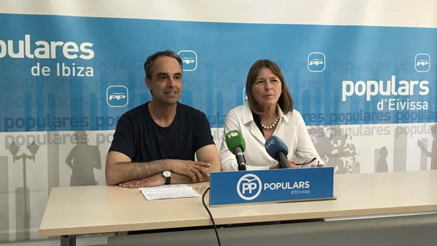 Alex Minchiotti  y Virginia Marí, durante la rueda de prensa.