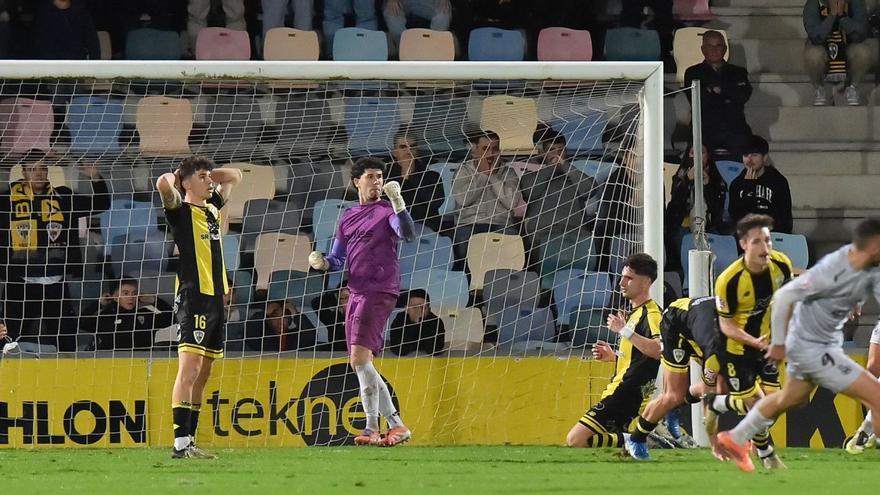 Álvaro Fernández celebra la parada del penalti ante el Barakaldo.    | ÁREA 11