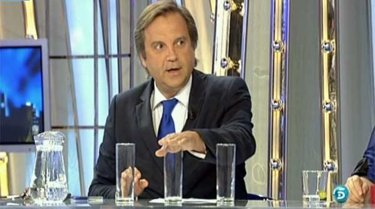 El diputat socialista Carmona i la seva vistosa didàctica de l’aigua (Tele 5).