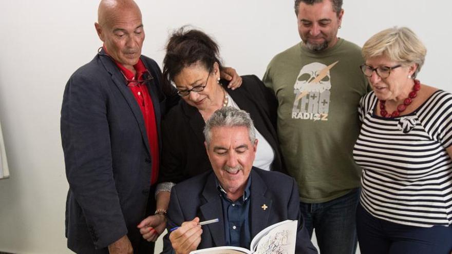 Mario Córdoba, Matilde Clivillés, Gildo Casamayor y Antonia Romero, alumnos del taller de Avilés, en el centro con el libro.