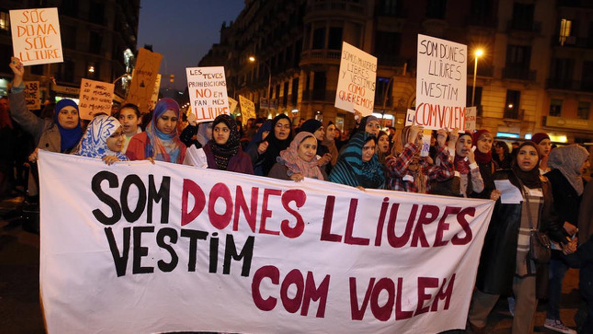 Un grupo de musulmanas reivindican su derecho a vestir como quieran, en Barcelona.