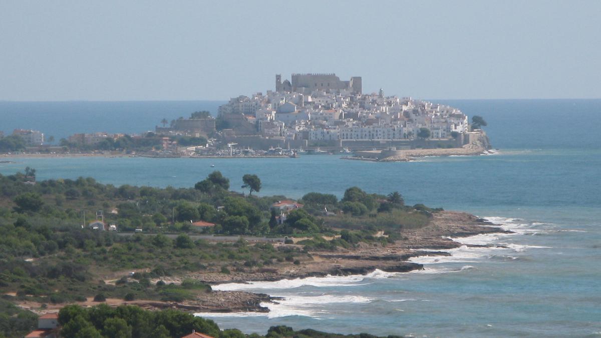 Tramo de la costa de la Serra d’Irta, con el castillo de Peñíscola al fondo, en la comarca del Baix Maestrat.