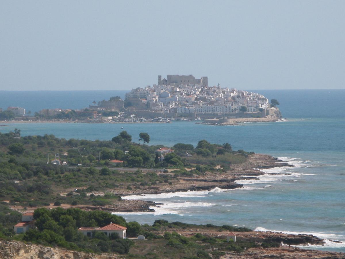Tramo de la costa de la Serra d’Irta, con el castillo de Peñíscola al fondo, en la comarca del Baix Maestrat.