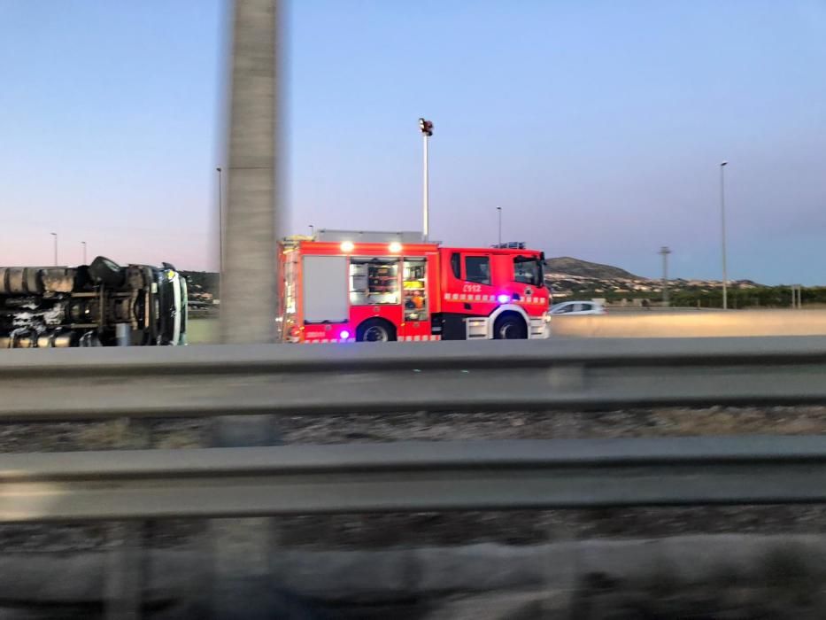 Accidente en la A-7 tras volcar un camión