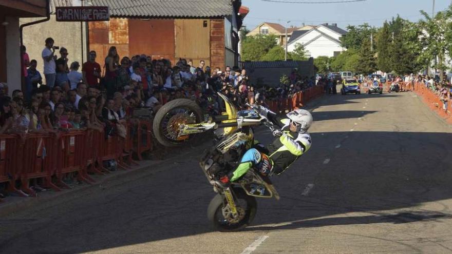 Arrepiado realiza un caballito ante la atenta mirada de decenas de jóvenes.