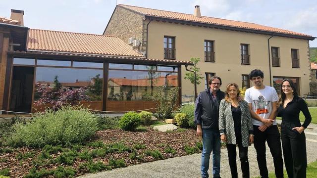 La familia Fidalgo en su hotel en Villardeciervos.
