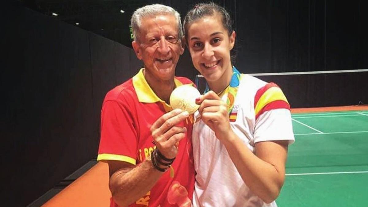 Carolina Marín y su padre Gonzalo, con el oro olímpico
