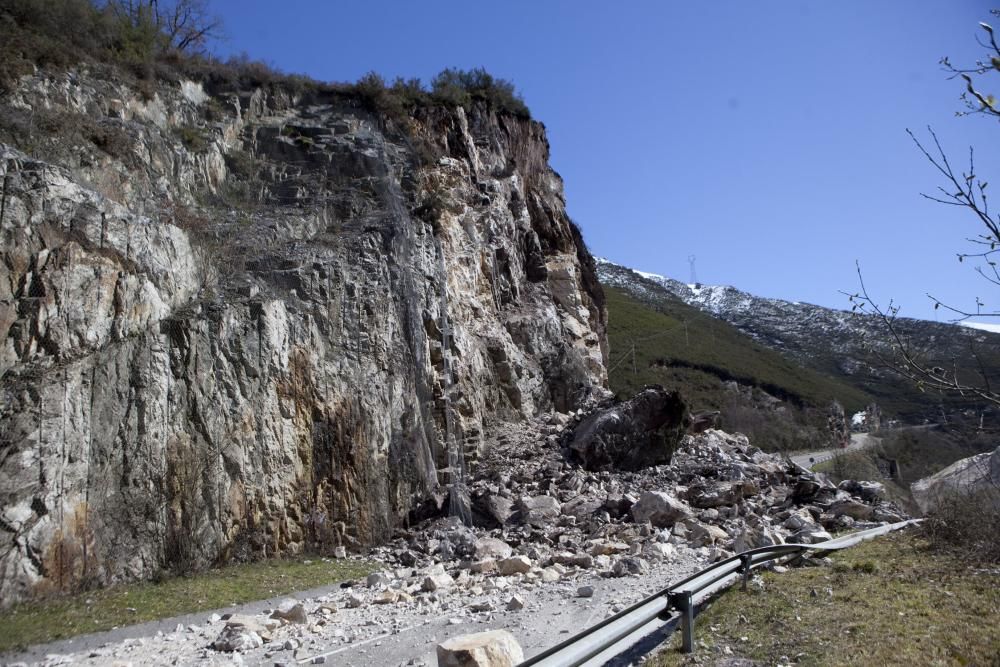 Un argayo con toneladas de rocas y tierra corta el Corredor del Nalón y deja Caso incomunicado